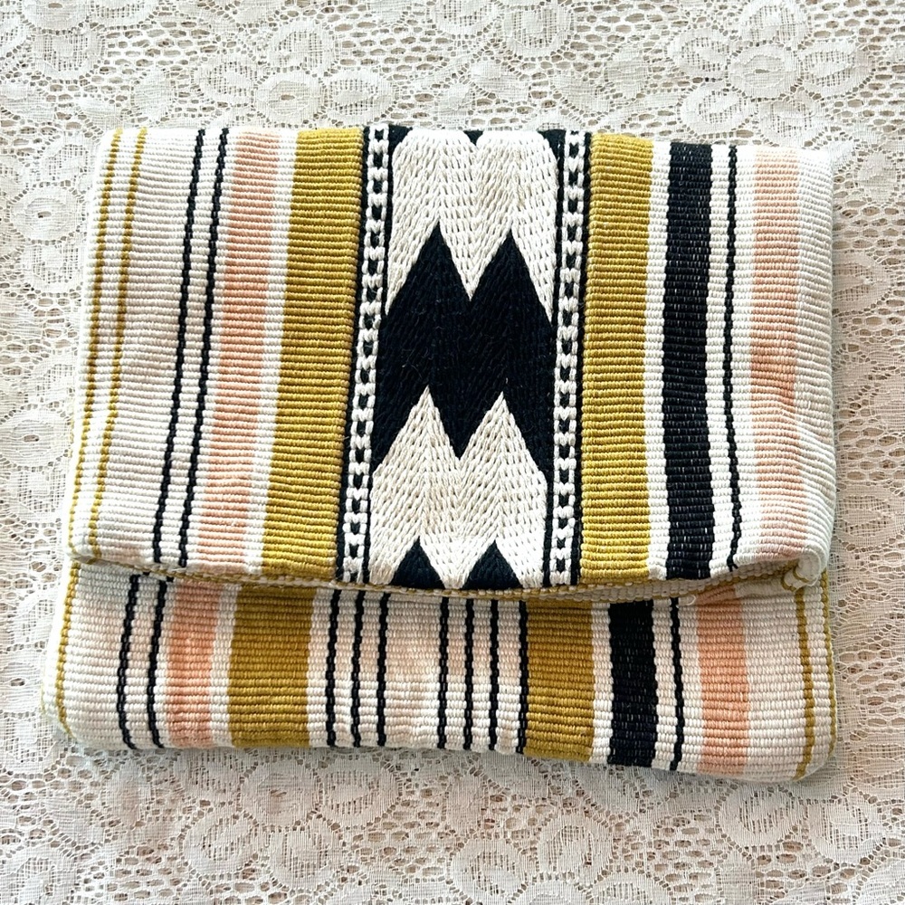 Mercado Global Carmela Clutch woven jute Aztec